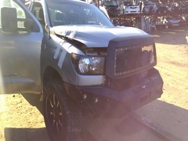 2011 TOYOTA TUNDRA, SILVER, SR5 MODEL, CREW CAB, 5.7L, AT, 4WD. Z26265